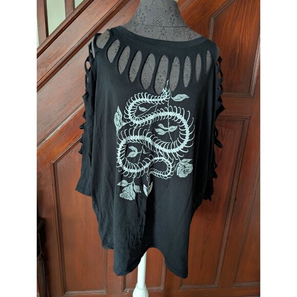 Black Torrid Classic Fit Boho Cutout Sleeve Top W/Snake & Rose Graphic Size 1 - Picture 1 of 7